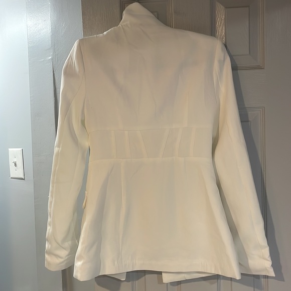 Pretty little thing, white, fitted, blazer with light shoulder padding - Picture 5 of 9